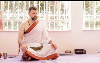Pierre Clemente em meditação na shala